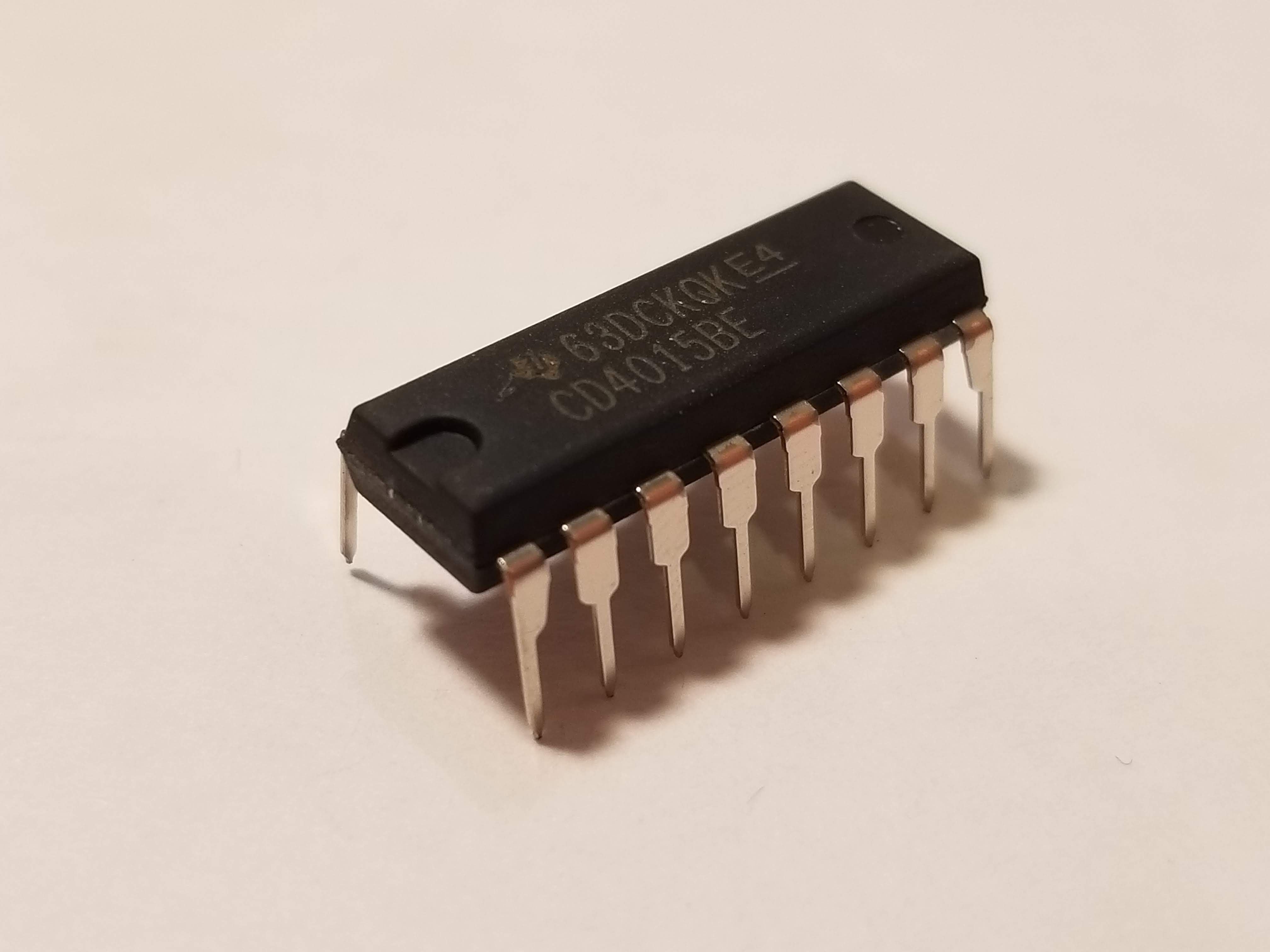 Picture of 4015 Dual 4-bit Shift Register